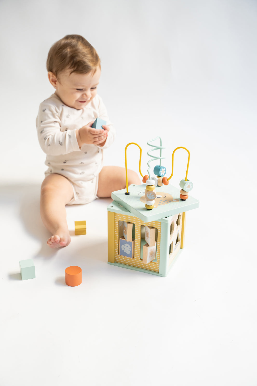 Cub de Activitati Saro Baby ,   Lemn FSC, 6 Fete Interactive   Motricitate Fina 12M+