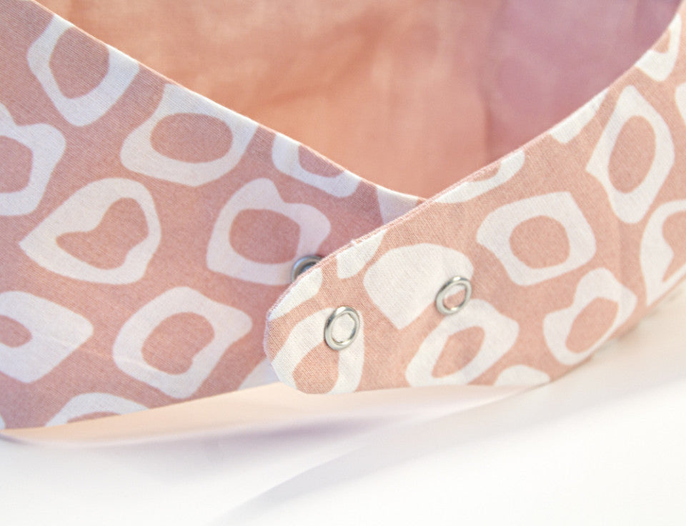 Baveta BabyJem tip bandana cu jucarie dentitie (Culoare: Crem)