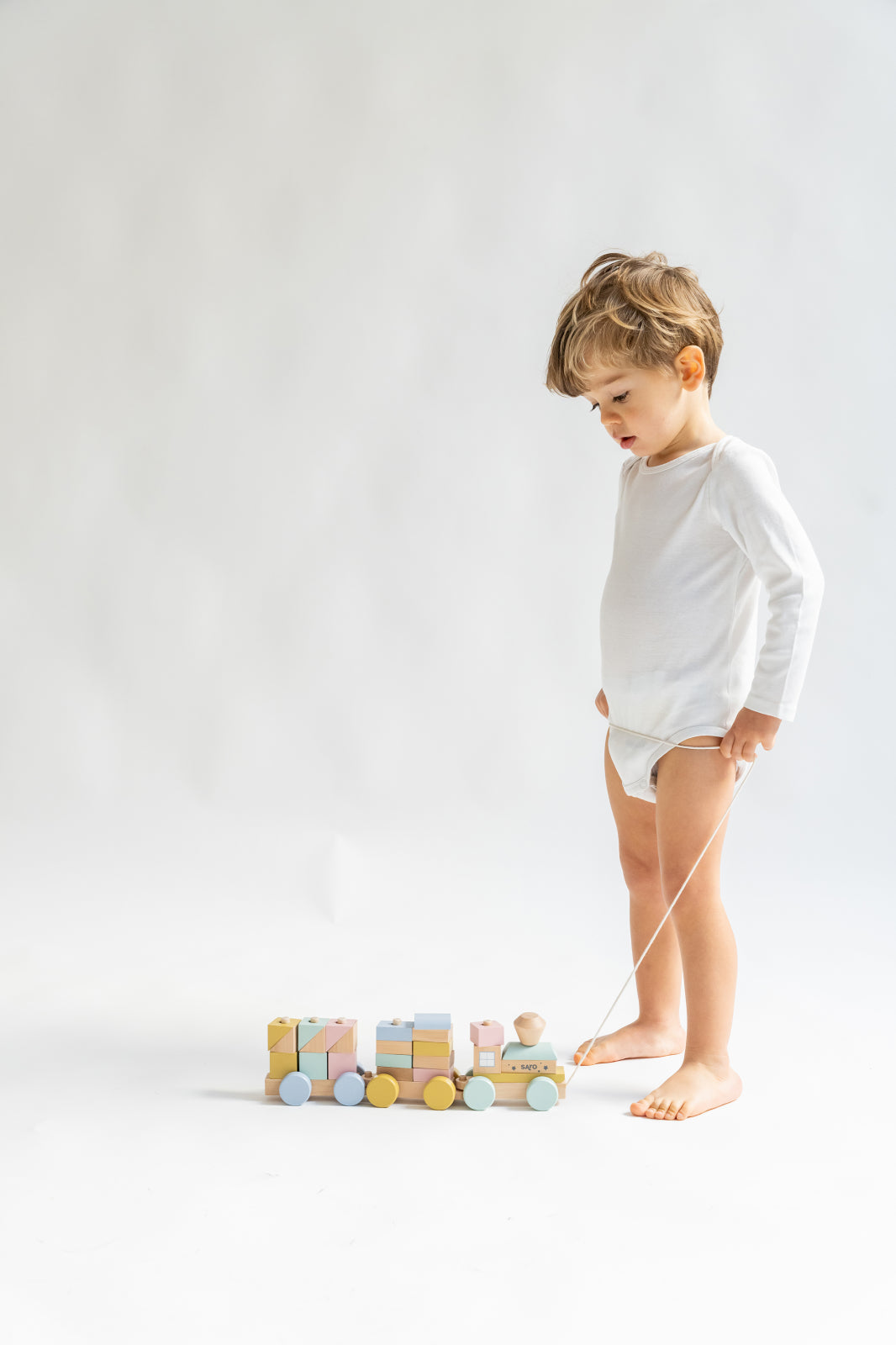 Trenulet cu Forme de Construit Saro Baby ,   Lemn FSC, Stivuire E i Sortare   +18M