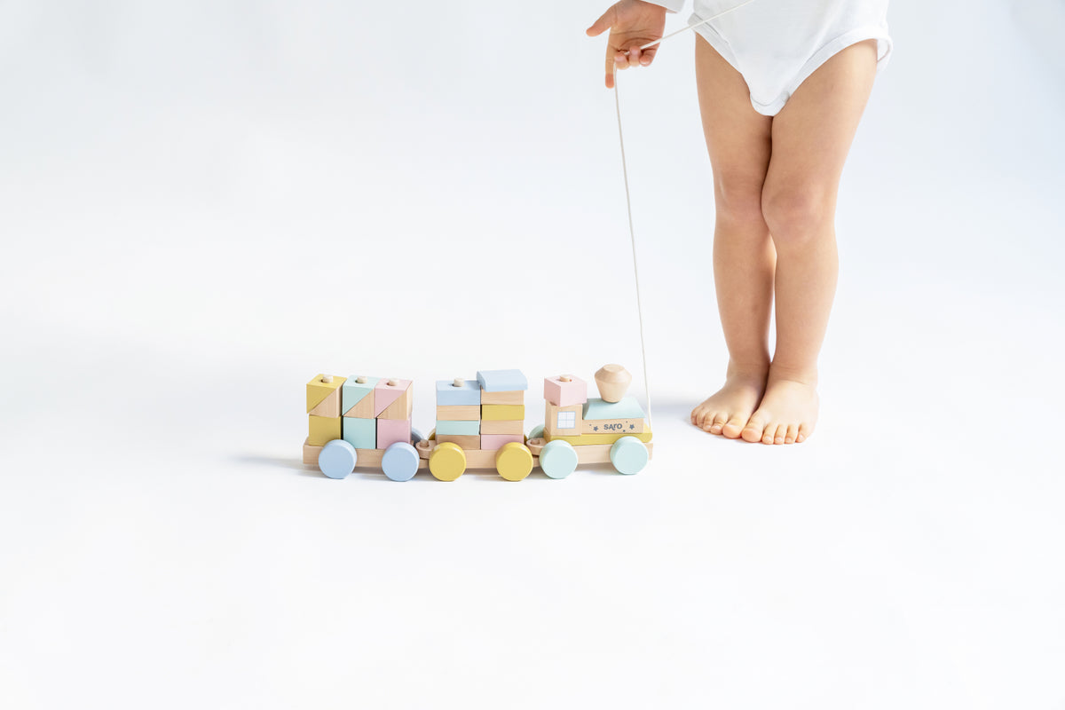 Trenulet cu Forme de Construit Saro Baby ,   Lemn FSC, Stivuire E i Sortare   +18M
